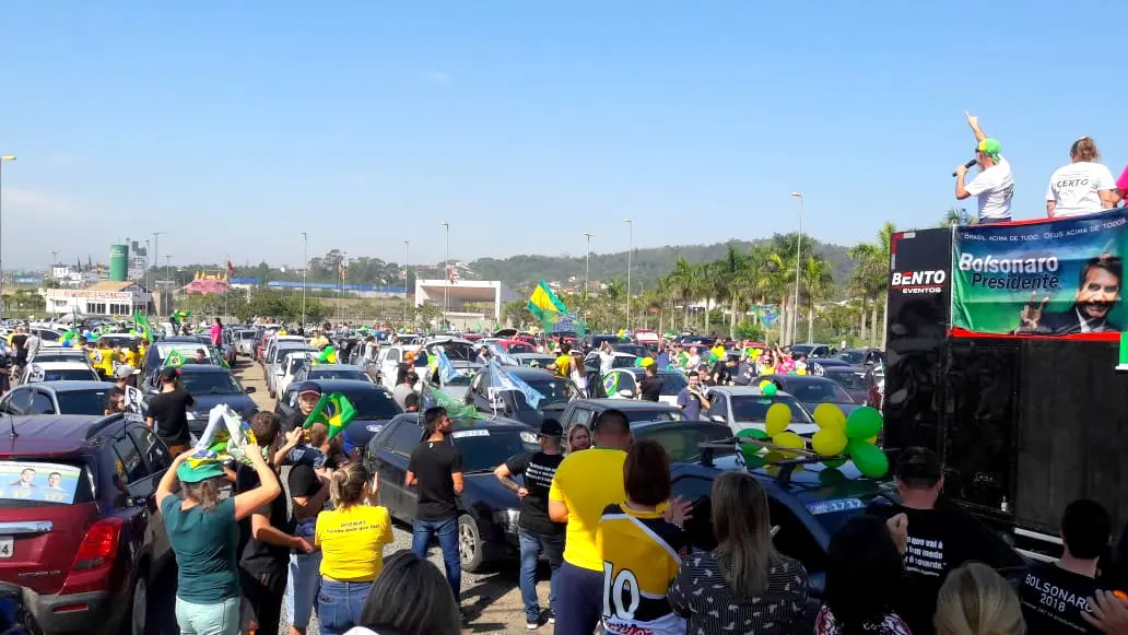 Neovenezianos participam de carreata pró-Bolsonaro em Criciúma