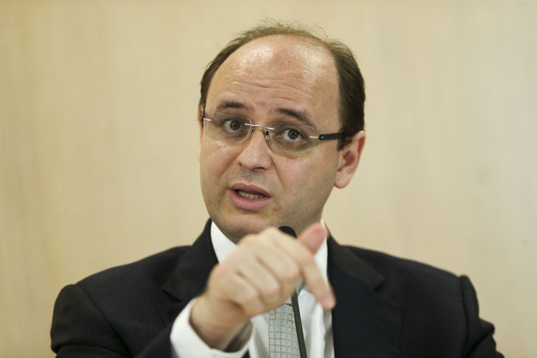 "Ensino médio está no fundo do poço", diz ministro