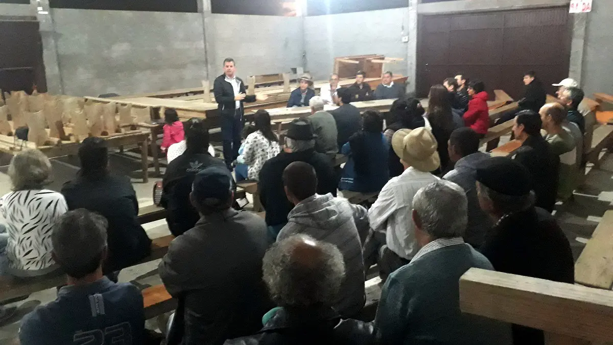 Moradores do Picadão participam de reunião sobre construção de rede de água tratada