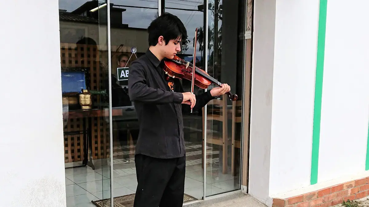 Músicas em violino para os clientes do Ristorante Gamberetti