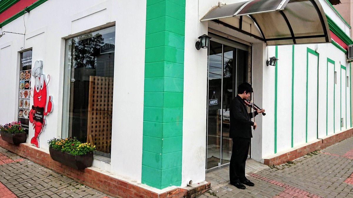 Músicas em violino para os clientes do Ristorante Gamberetti