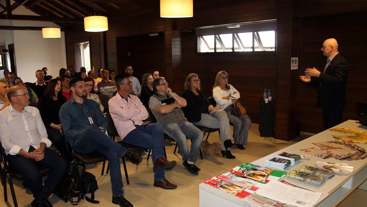 Colegiado de Cultura e Turismo da Amrec realiza palestra com o fundador da Rota Romântica