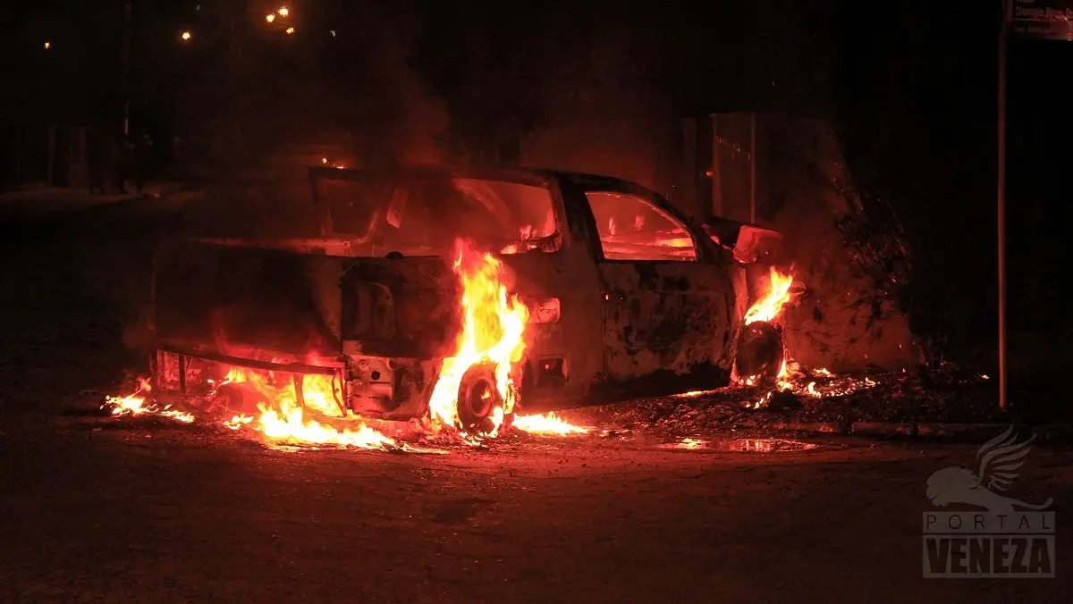 Após colisão, veículo pega fogo no Bairro Elisa