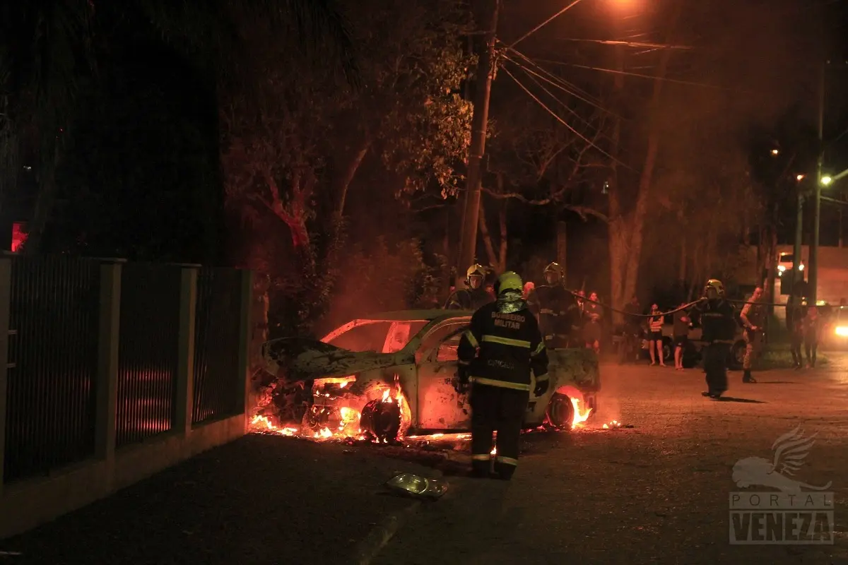 Após colisão, veículo pega fogo no Bairro Elisa