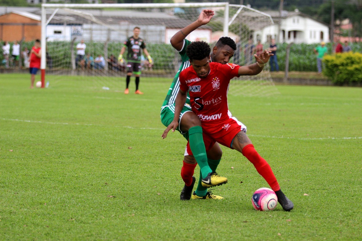 Metropolitano e Caravaggio classificados para as semifinais do regional da Larm