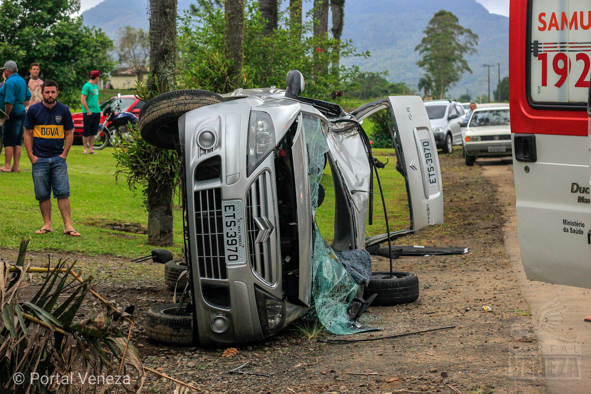 Pai e filha ficam feridos em grave acidente no interior de Nova Veneza 4 Pai e filha ficam feridos em grave acidente no interior de Nova Veneza