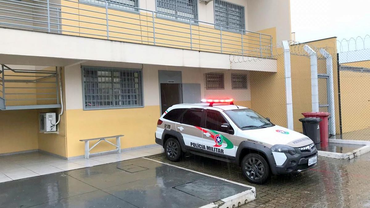 Jovens são detidos por dívida de pensão alimentícia 