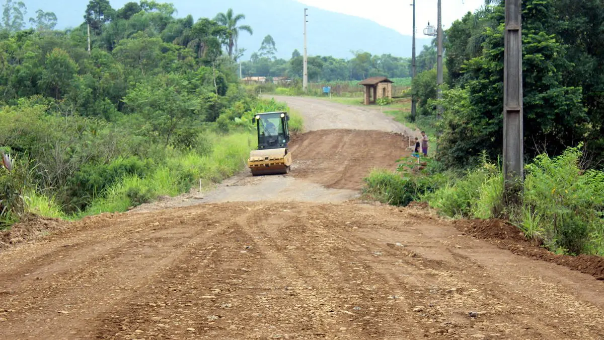 Intensificado trabalho de pavimentação da rodovia Silvino Morelli