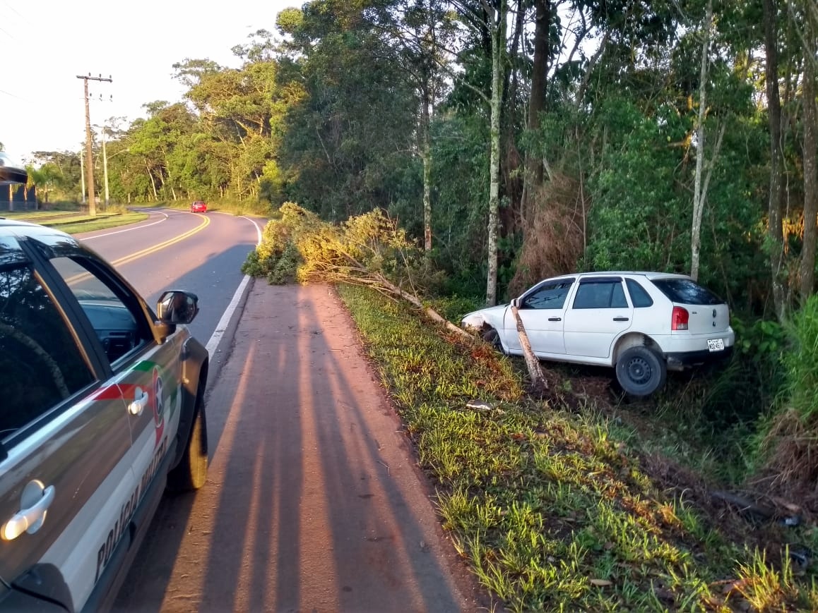 Saída de pista é registrada no bairro Garuvinha 2 Saída de pista é registrada no bairro Garuvinha