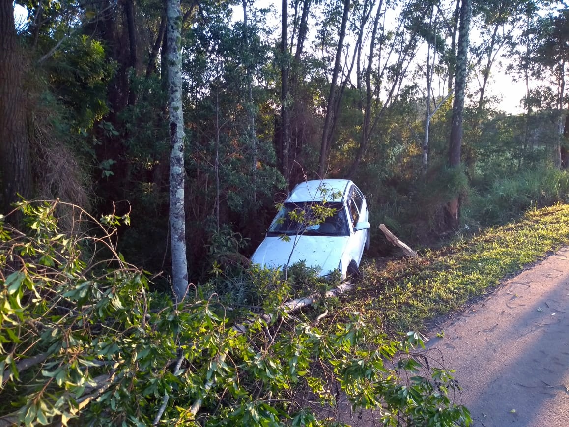 Saída de pista é registrada no bairro Garuvinha 3 Saída de pista é registrada no bairro Garuvinha