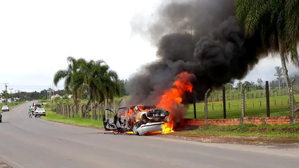 Veículo é totalmente destruído pelo fogo na Alfredo Pessi