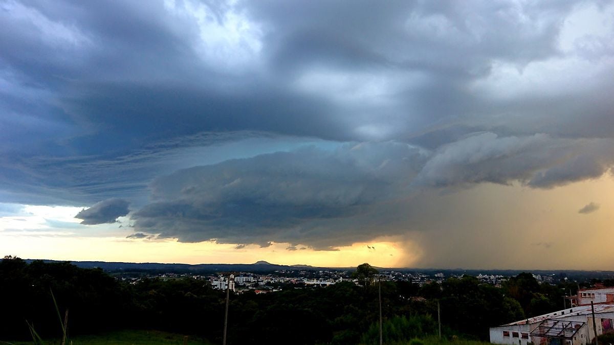 Dias típico de verão, abafados e chuva isolada à tarde