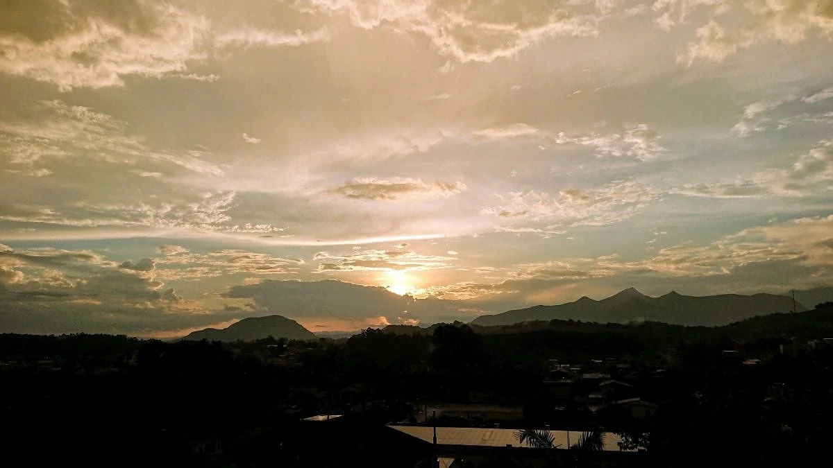 Semana termina com sol e calor, mas vem frio a partir de domingo