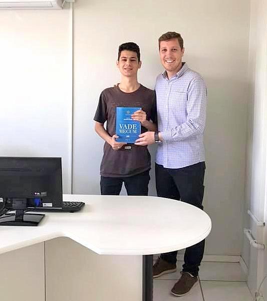 Estudantes e órgãos de Nova Veneza recebem livros Vade Mecum atualizados 1 Estudantes e órgãos de Nova Veneza recebem livros Vade Mecum atualizados