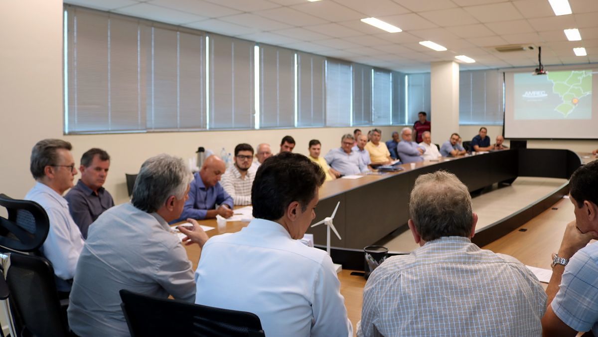 Prefeitos e empresários buscam estratégias para atrair investidores à região 5 Prefeitos e empresários buscam estratégias para atrair investidores à região