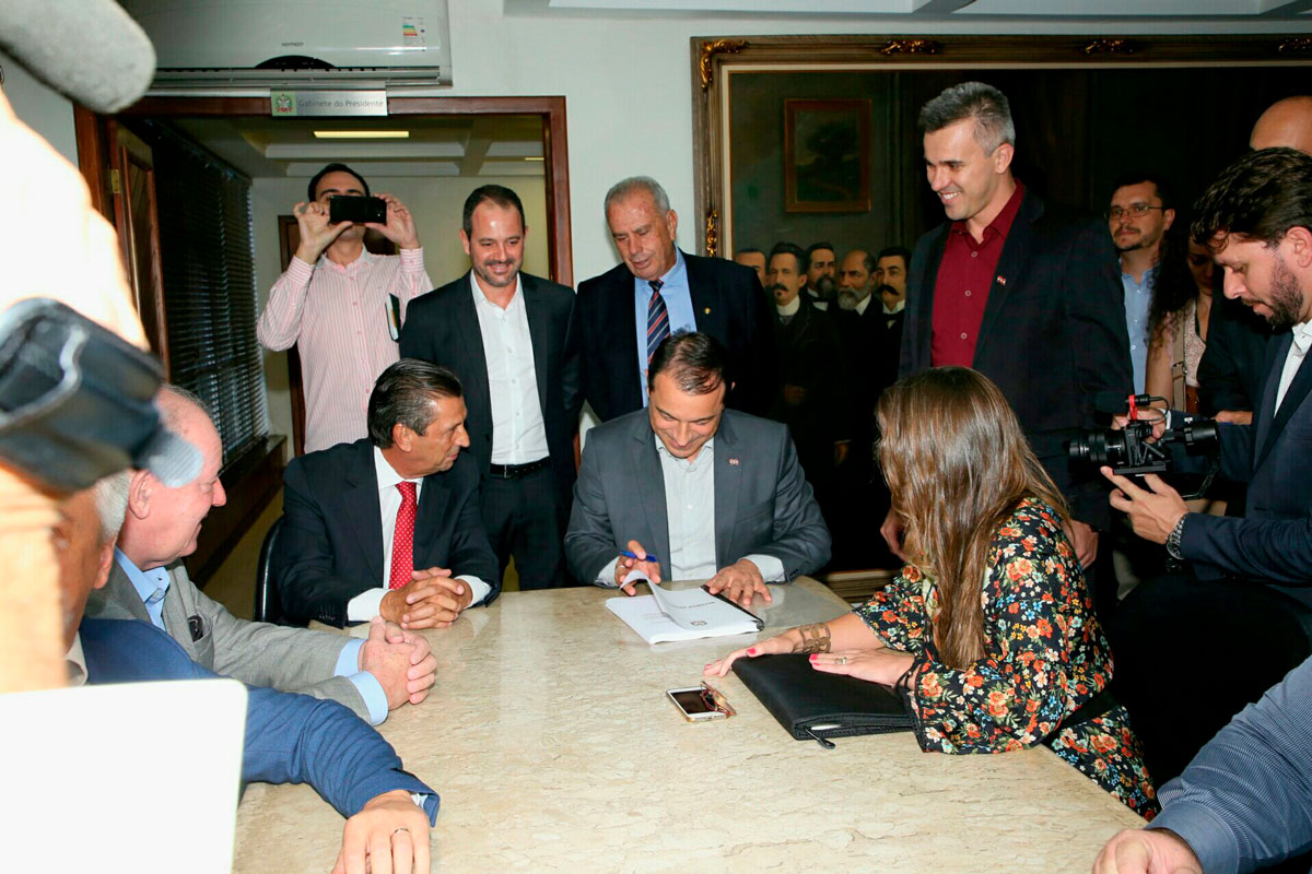 Governador entrega projeto da reforma administrativa ao Legislativo 1 Governador entrega projeto da reforma administrativa ao Legislativo