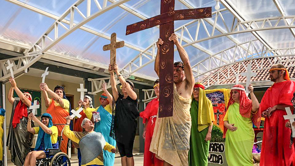 Alunos da APAE de Nova Veneza encenam caminhada da Via Sacra e crucificação de Cristo