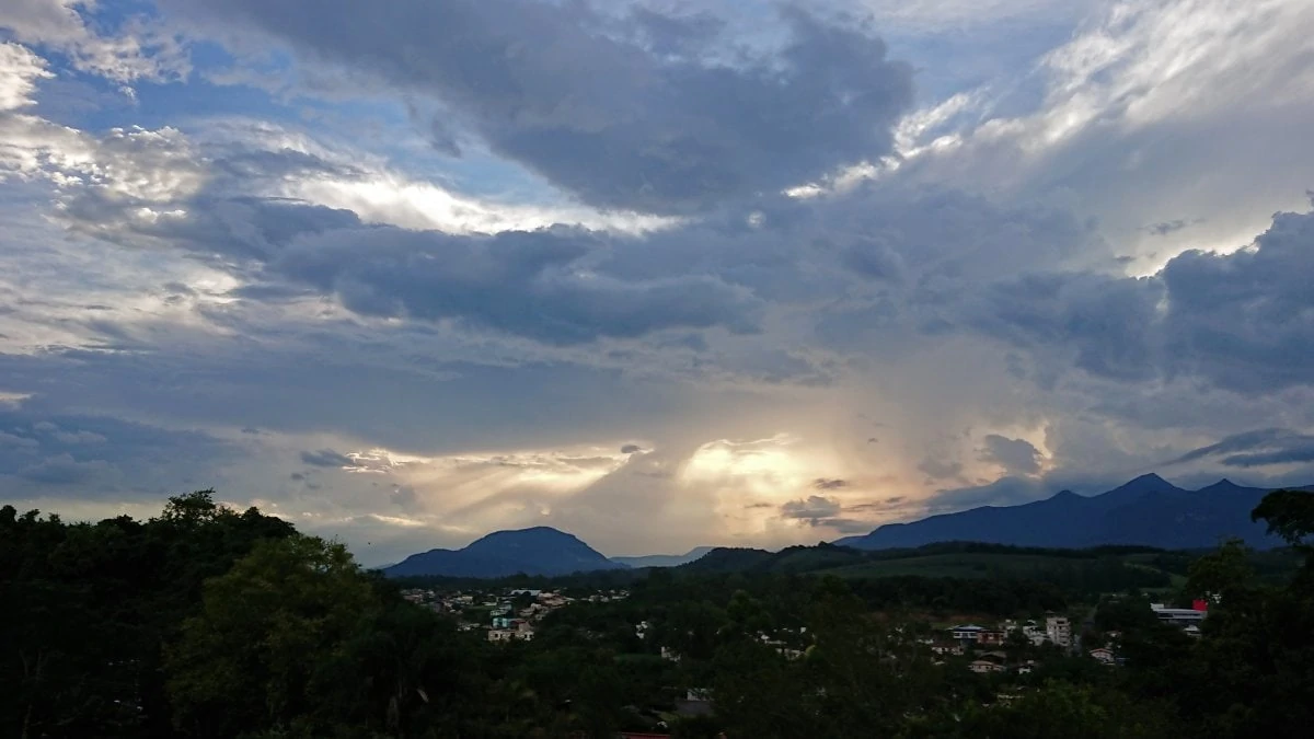 Semana será de tempo mais quente e com chuva no litoral