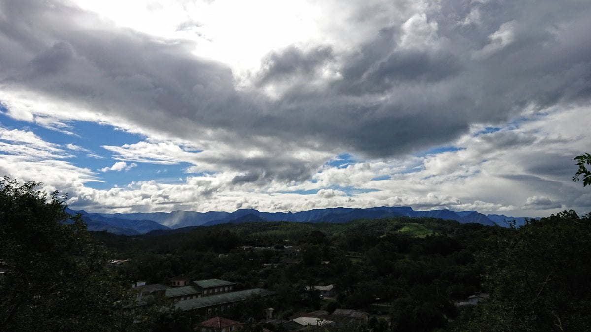 Nuvens, aberturas de sol e pancadas de chuva em SC