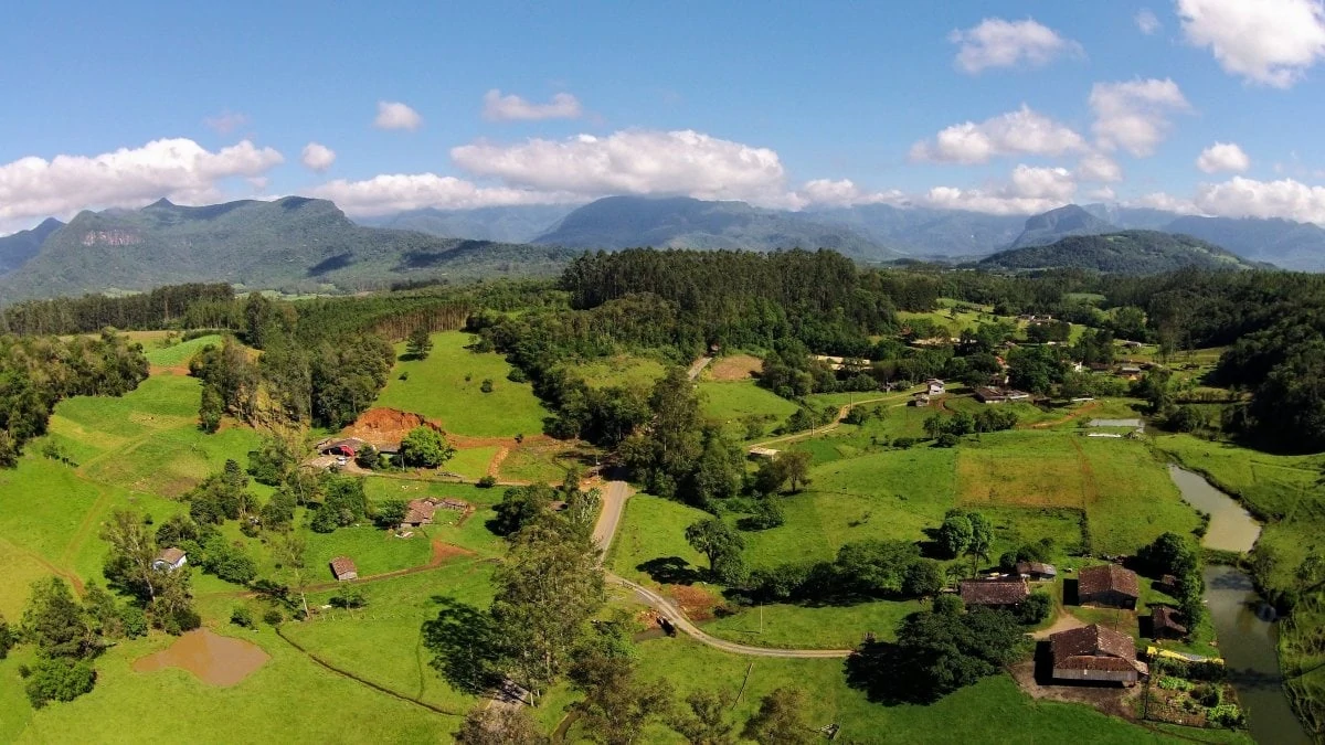 Fim de semana ensolarado em SC com possibilidade de chuva fraca na segunda