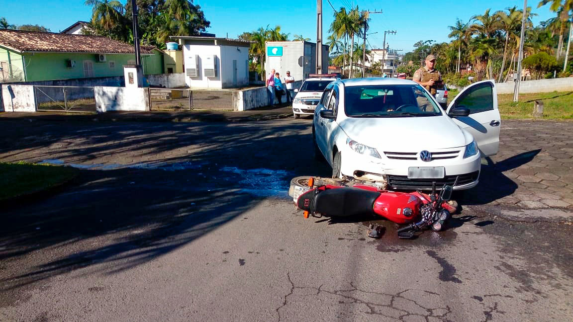 PM registra acidente entre carro e moto no centro de Nova Veneza