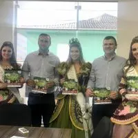 Corte da Festa do Vinho 2019 visita prefeituras da região
