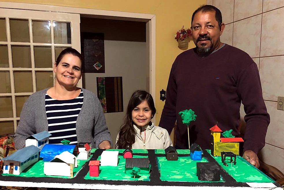Em trabalho escolar professora estimula integração entre alunos e familiares