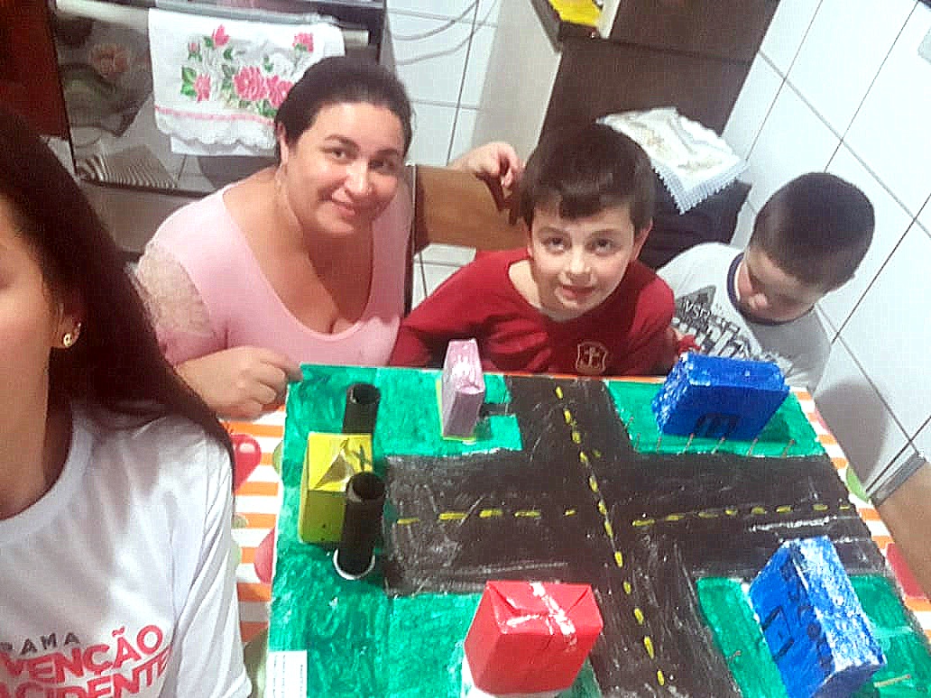 Em trabalho escolar professora estimula integração entre alunos e familiares