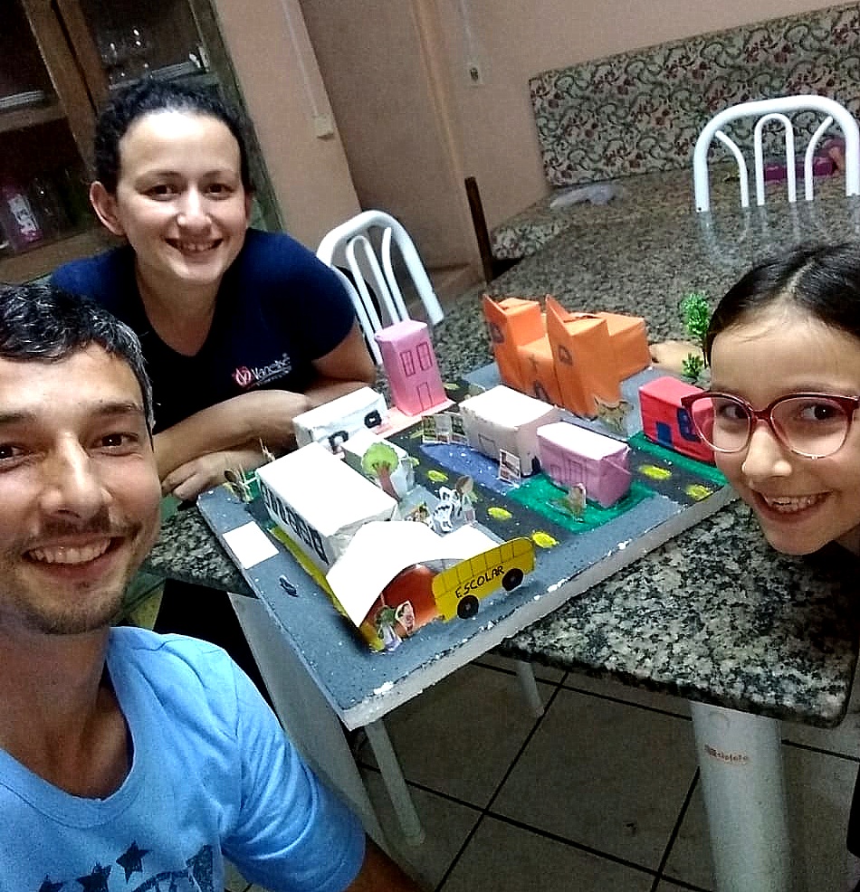 Em trabalho escolar professora estimula integração entre alunos e familiares
