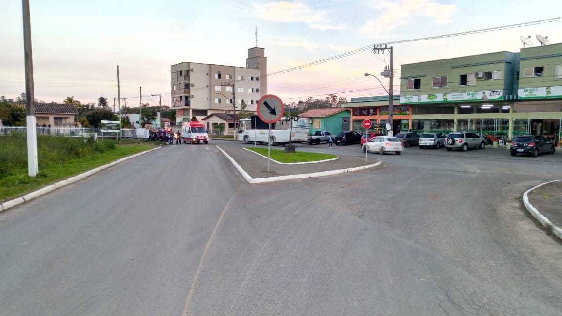 Motos colidem na Alfredo Pessi
