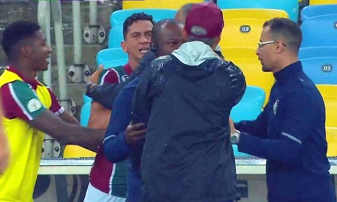 Oswaldo de Oliveira e Ganso perdem a cabeça no empate do Fluminense 1 Oswaldo de Oliveira e Ganso perdem a cabeça no empate do Fluminense