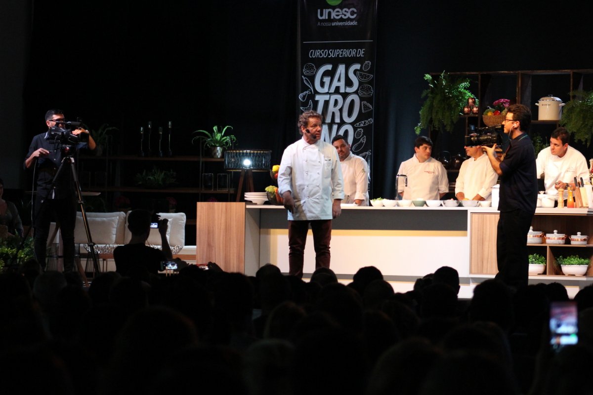 Emoção, ensinamentos e uma pitada de sabor na aula-show do chef Claude Troisgros
