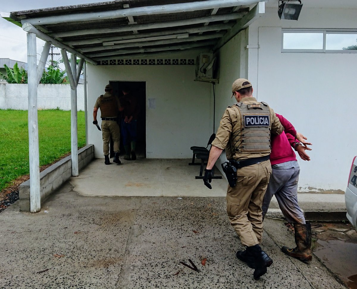 Dois são presos no Caravaggio com rifle equipado com silenciador 2 Dois são presos no Caravaggio com rifle equipado com silenciador