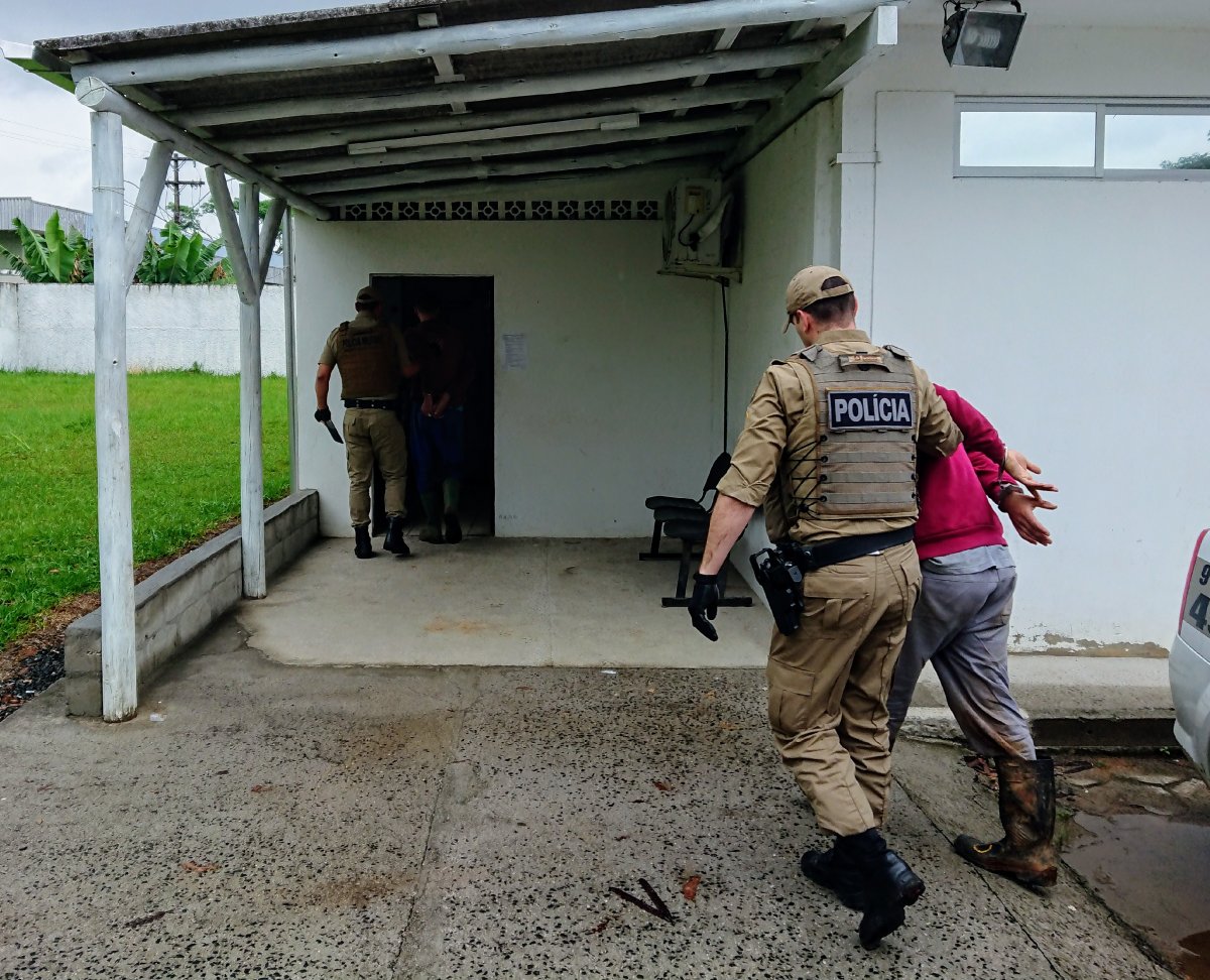 Dois são presos no Caravaggio com rifle equipado com silenciador