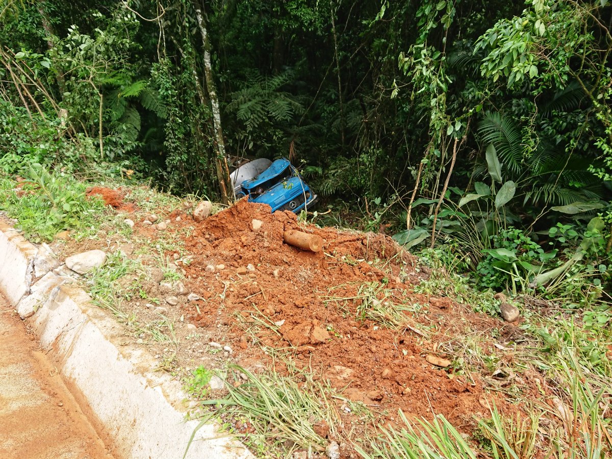 Caminhão cai em ribanceira próximo ao limite entre Nova Veneza e Siderópolis