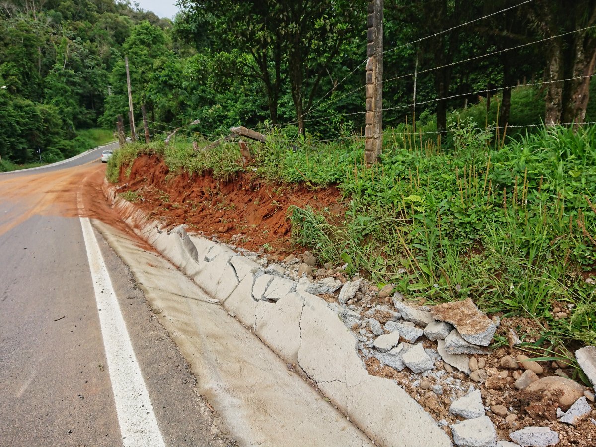 Caminhão cai em ribanceira próximo ao limite entre Nova Veneza e Siderópolis