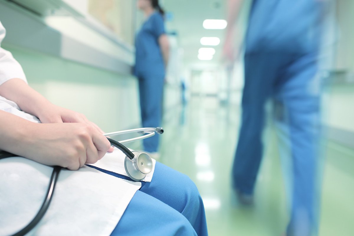 Hospital é condenado a pagar R$ 20 mil a costureira que teve parto realizado por marido