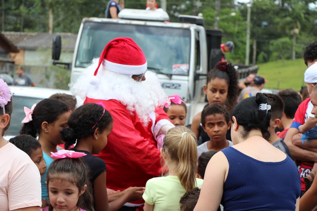 Ação de Natal leva alegria a quase 400 crianças do município