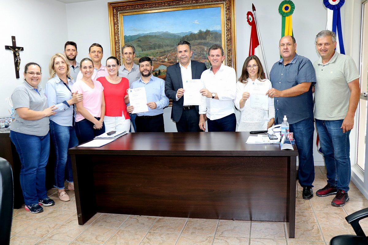 Frigo e Vampiro assinam ordem de serviço para a reforma e ampliação do Pingo de Gente 2 Frigo e Vampiro assinam ordem de serviço para a reforma e ampliação do Pingo de Gente