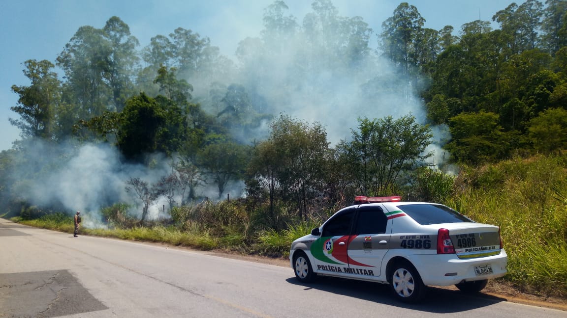 Policiais Militares auxiliam no combate ao fogo em vegetação na Lírio Rosso 1 Policiais Militares auxiliam no combate ao fogo em vegetação na Lírio Rosso