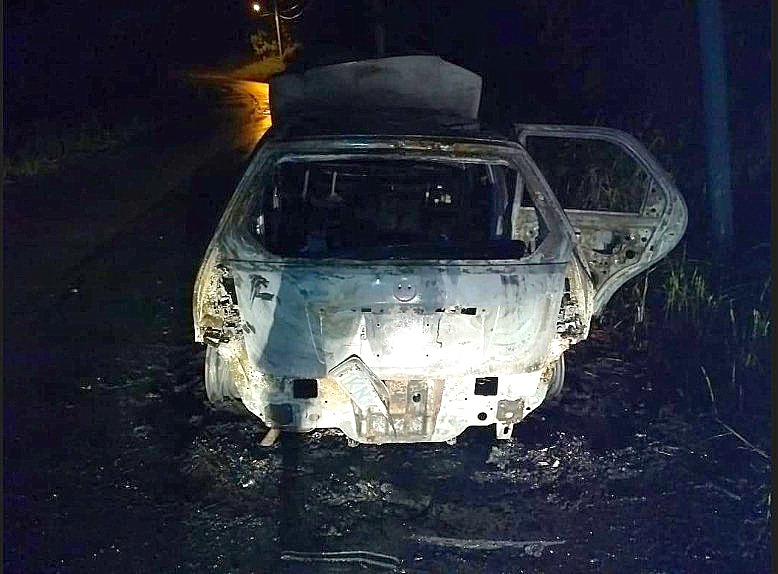 Carro é destruído por incêndio próximo ao limite entre Nova Veneza e Criciúma