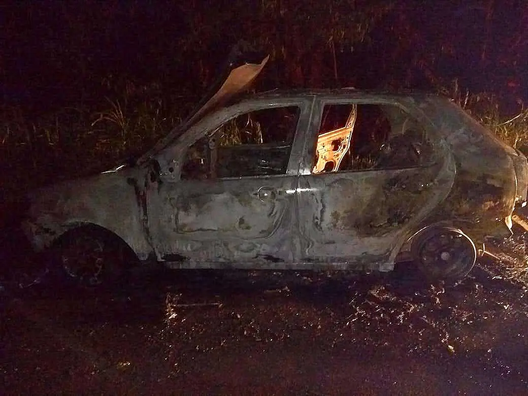 Carro é destruído por incêndio próximo ao limite entre Nova Veneza e Criciúma