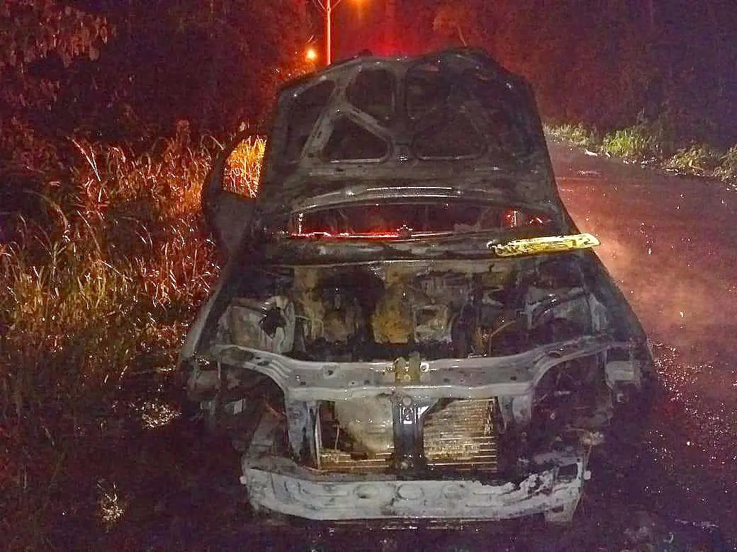 Carro é destruído por incêndio próximo ao limite entre Nova Veneza e Criciúma
