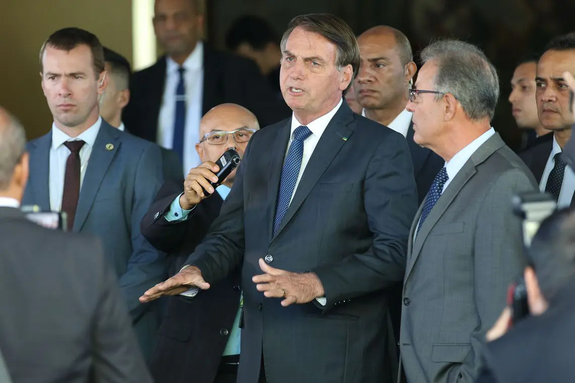 Bolsonaro pede para eleitores não votarem em quem usar o Fundão