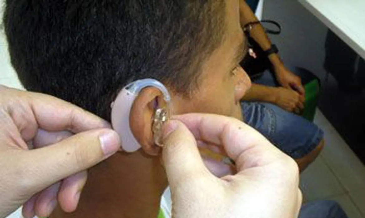 Uso de aparelhos auditivos reduz risco de demência e declínio cognitivo em idosos