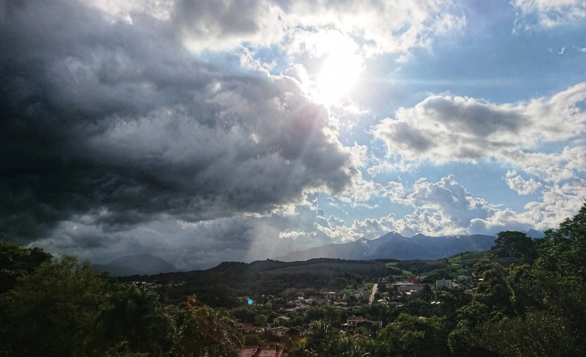 Tempo instável com chuva, melhorando no decorrer de quinta e sexta-feira