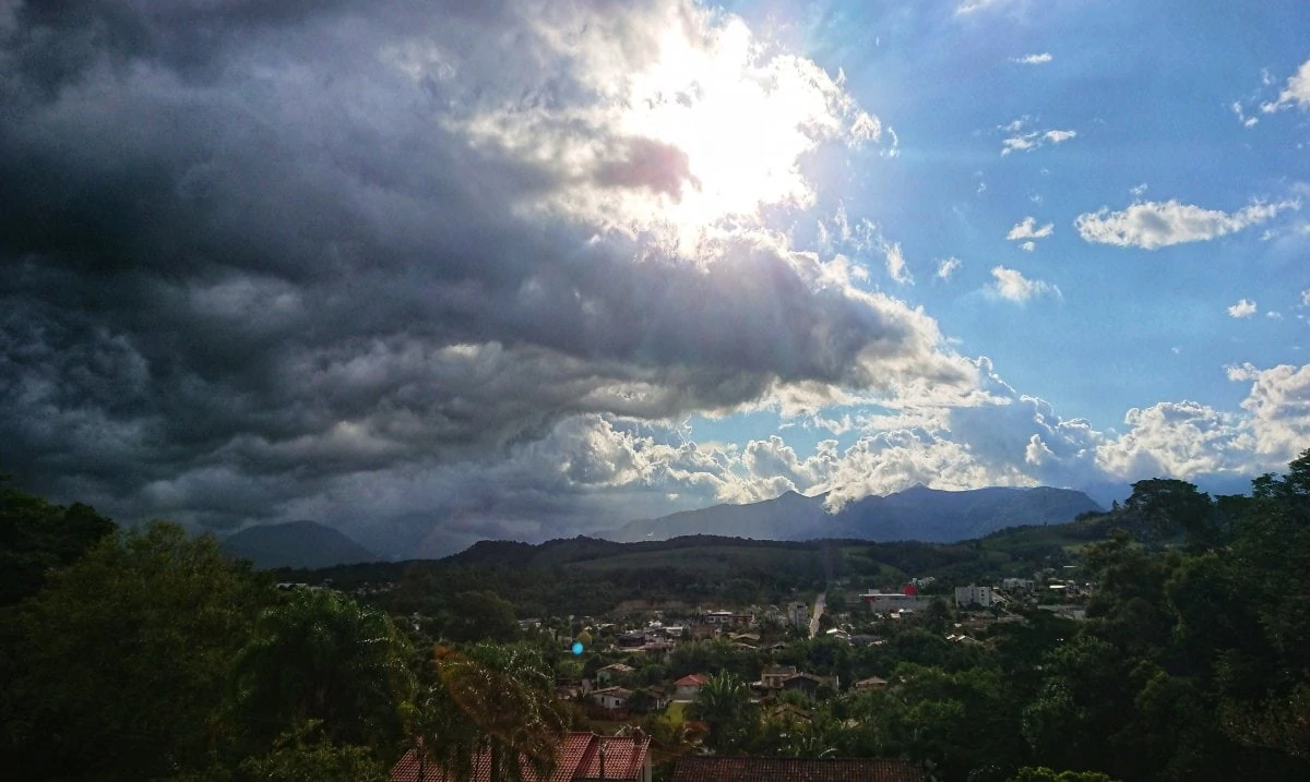 Sol entre nuvens e temperatura em elevação em SC