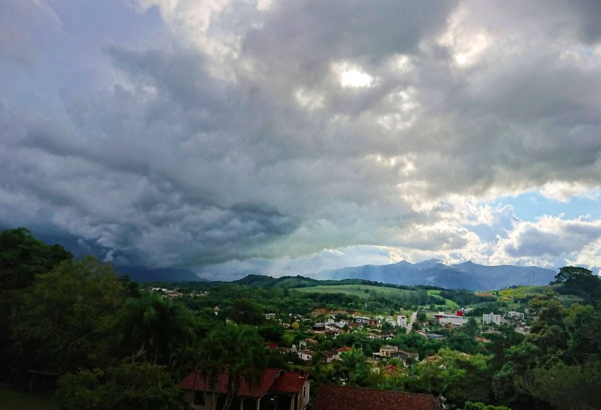 Fim de semana com aumento de nuvens e chuva isolada