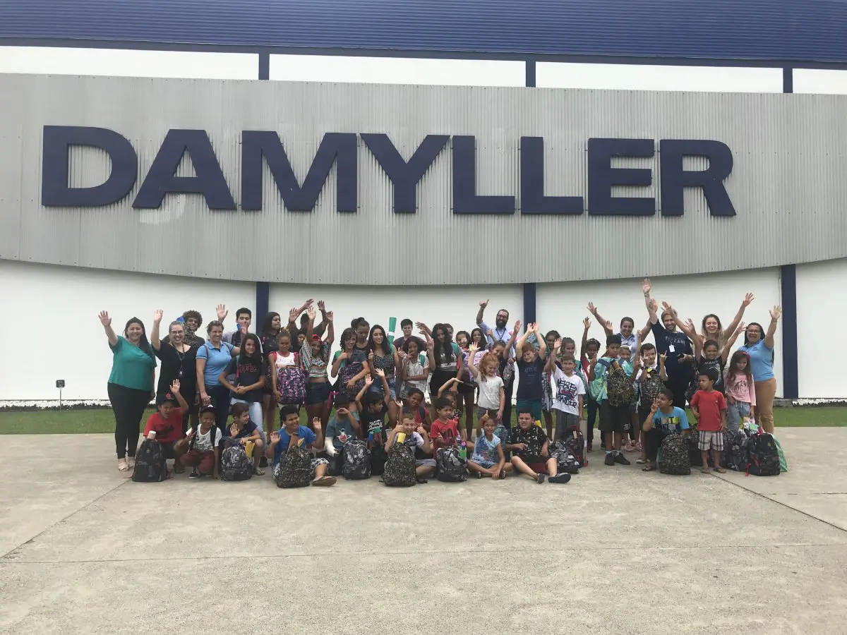 Damyller doa material escolar para crianças e adolescentes do CRAS