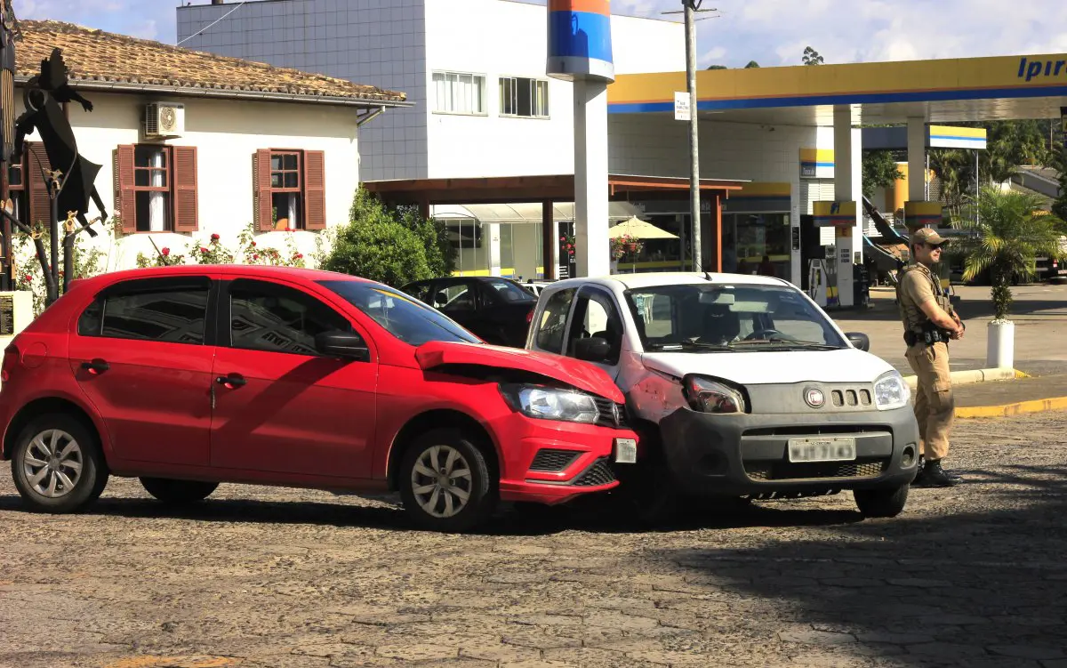 Polícia Militar registra acidente de trânsito no centro do distrito de Caravaggio
